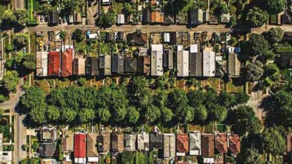 une vue aérienne d'un quartier boisé de Vancouver.