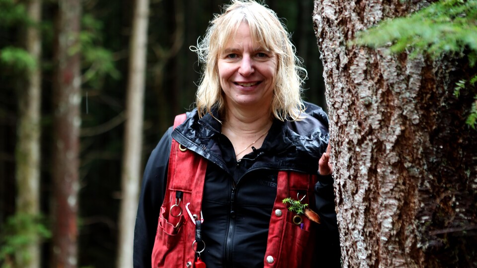 Une femme dans une forêt