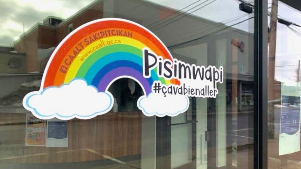 Un dessin d'arc-en-ciel dans une vitrine