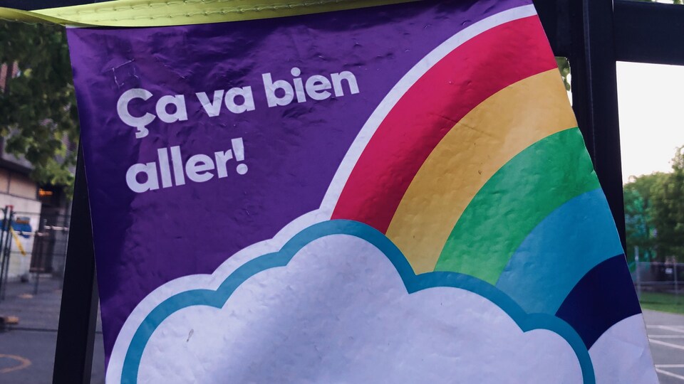Des fanions affichent des arcs-en-ciel.