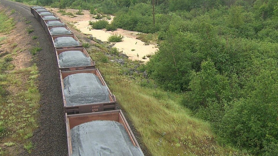 Le minerai de fer d'ArcelorMittal est transporté par train jusqu'à Port-Cartier.