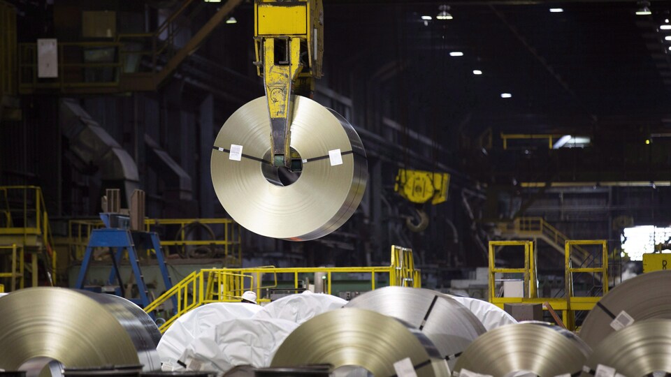 Des rouleaux d'acier laminé à l'aciérie d'Arcelor Mittal à Hamilton.
