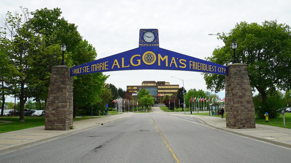 Une arche au-dessus d'une rue avec l'inscription « Sault Ste. Marie Algoma's Friendliest City. »