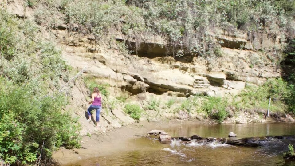 Stacy Long en exploration dans une vallée