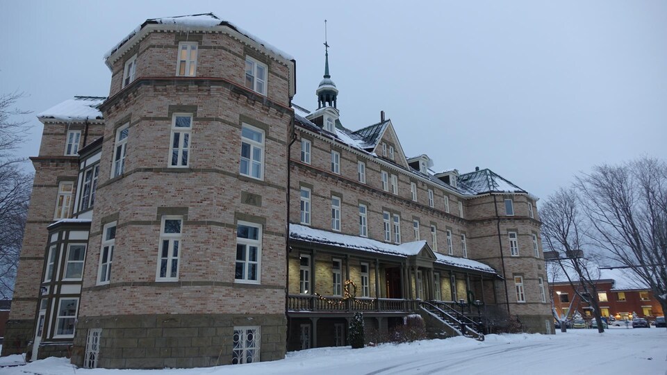 L'archevêché de Rimouski dans une lumière de fin de journée d'hiver.