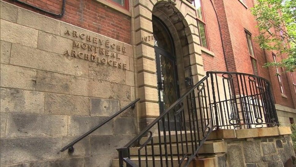 Un escalier extérieur mène à la porte de l'Archevêché de Montréal. 