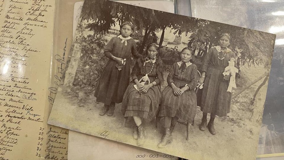 Une vieille photo de pensionnaires autochtones.