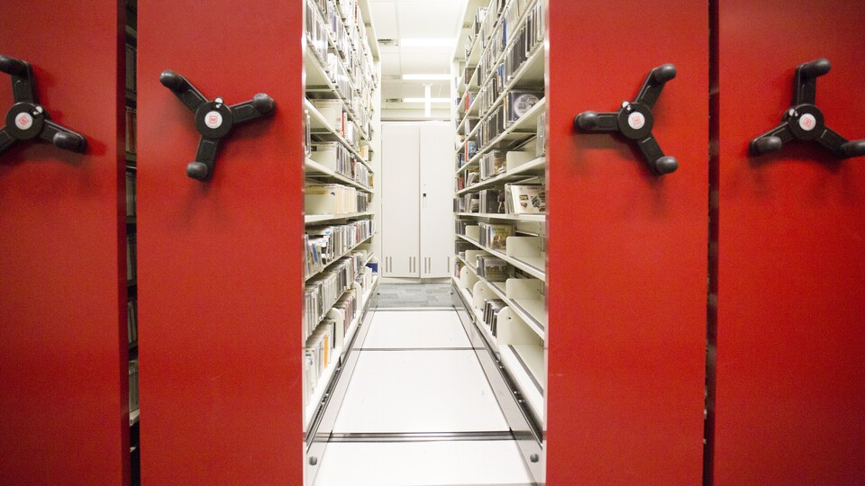Un rayon d'archives musicales dans l'édifice de Radio-Canada à Montréal, en février 2018.