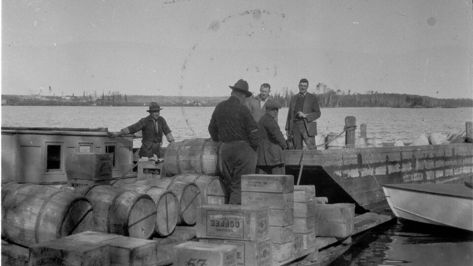 Arrivée de marchandises par voie navigable dans les débuts de Rouyn-Noranda.