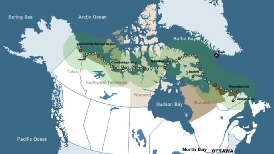 Une carte du Canada est parsemée de points pour indiquer l'emplacement de stations radars dans l'Arctique.