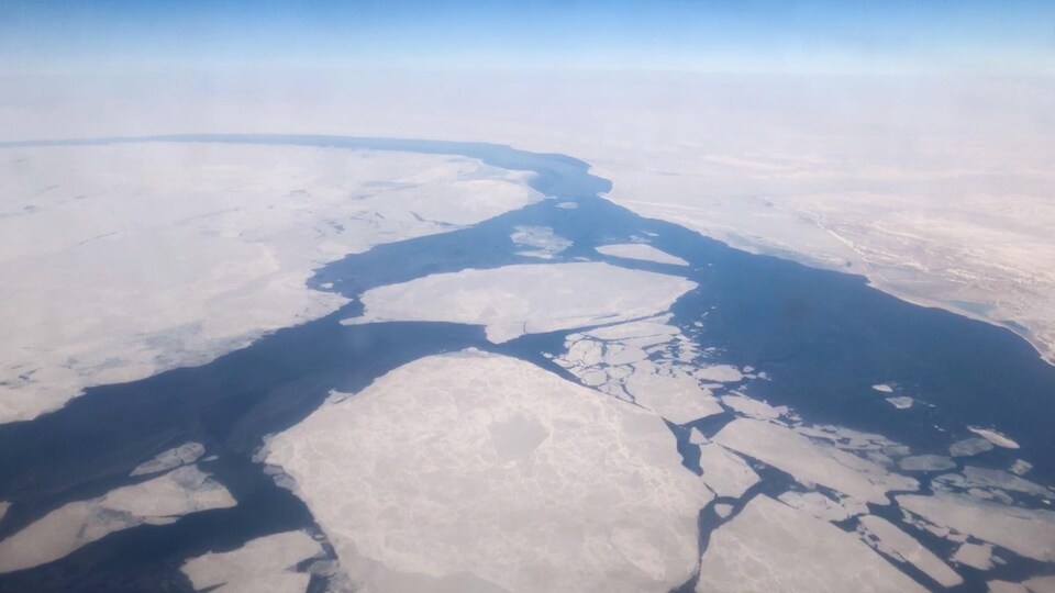 Un passage se forme à travers les glaces.