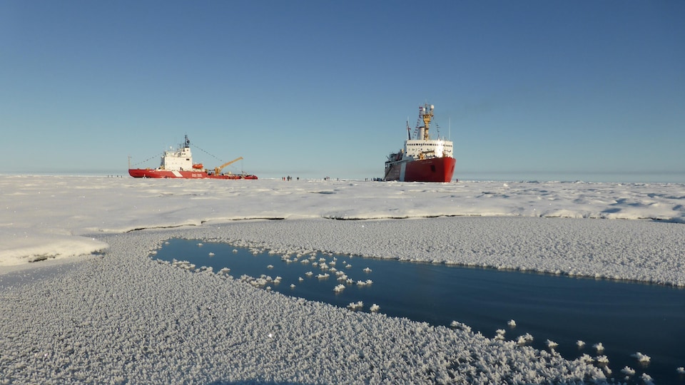 Deux navires dans l'Arctique.
