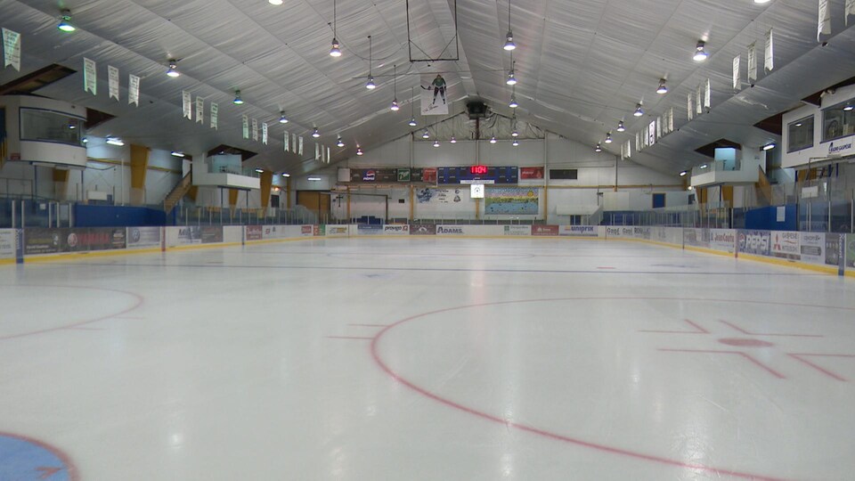 L'intérieur de l'aréna de Gaspé avec la glace, sans joueurs.