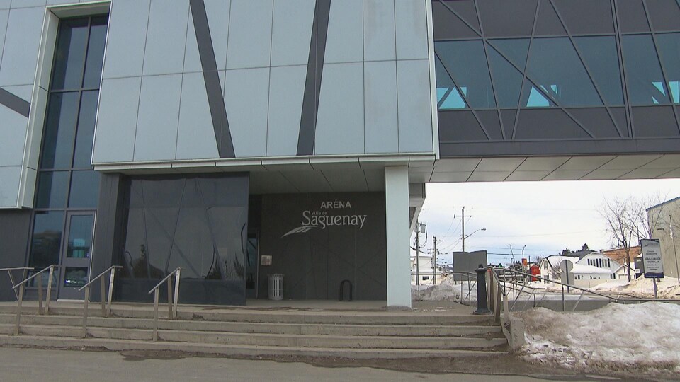 Un bâtiment noir et gris avec les logos de la Ville de Saguenay