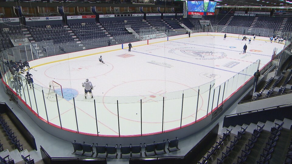 Des joueurs sur la glace du Palais des sports