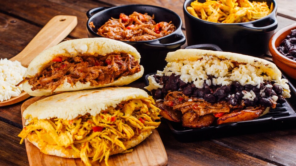 Des sandwichs ouverts et remplis de poulet et autres ingrédients.
