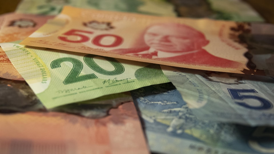 Des billets de banque canadiens.