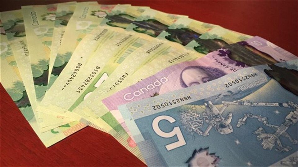 Des billets reposent sur une table.