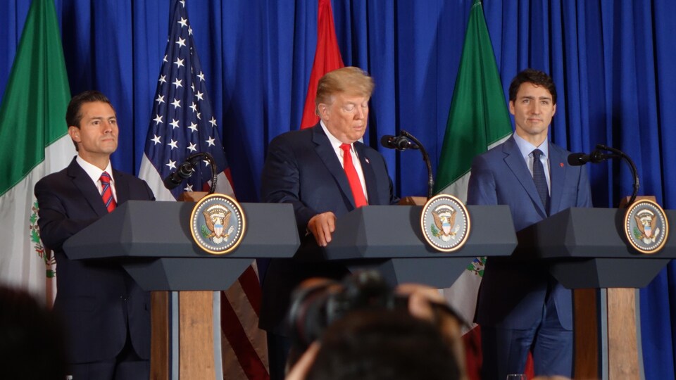 Nieto, Trump et Trudeau derrière des lutrins au G-20.