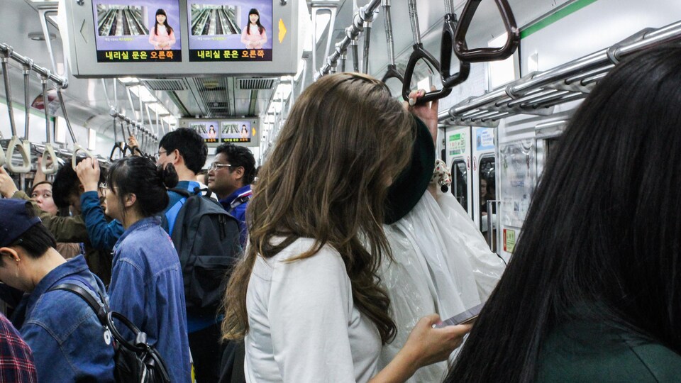 Ariane Desgagnés-Leclerc debout dans le métro de Séoul.