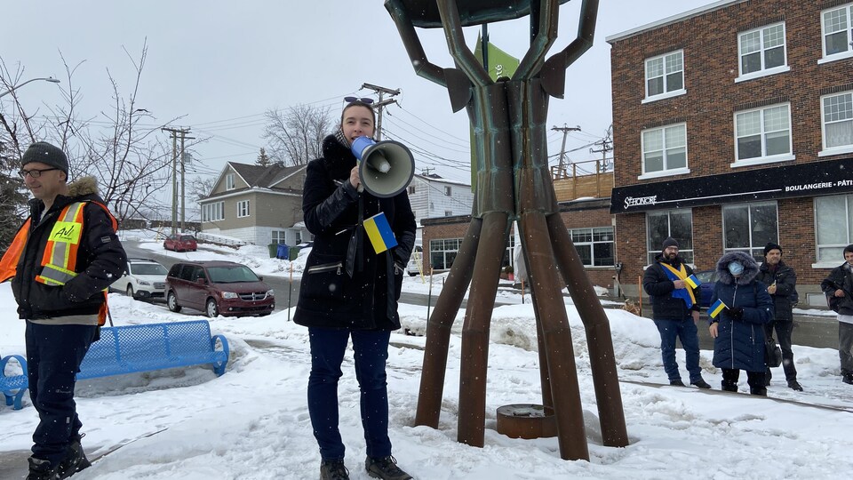Ariane Milot also spoke to participants in the march in front of the Place de la citoyenne in Rouyn-Noranda.