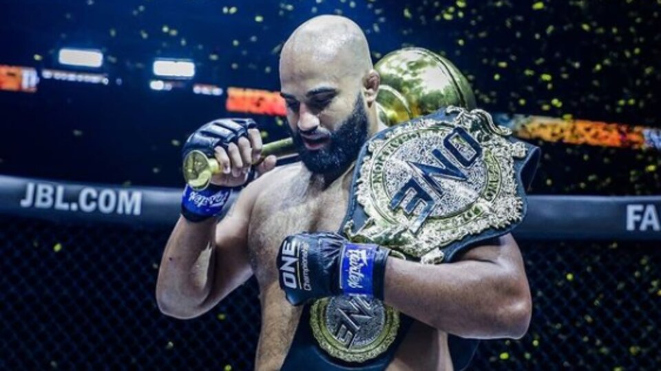 Arjan Bhullar tient sa ceinture après sa victoire.