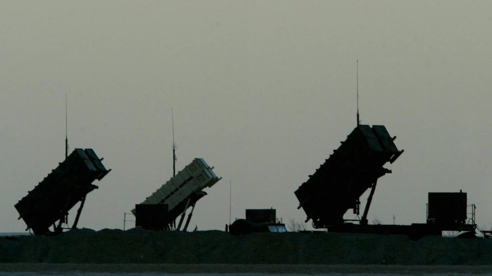 Des batteries de missiles américains Patriot déployées dans le désert irakien.