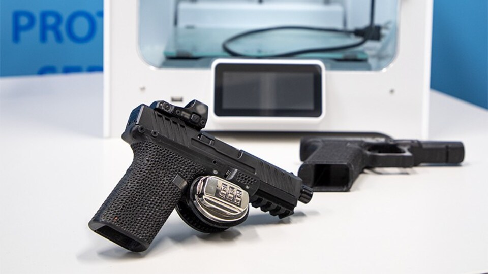 Deux armes à feu et une imprimante 3D. 