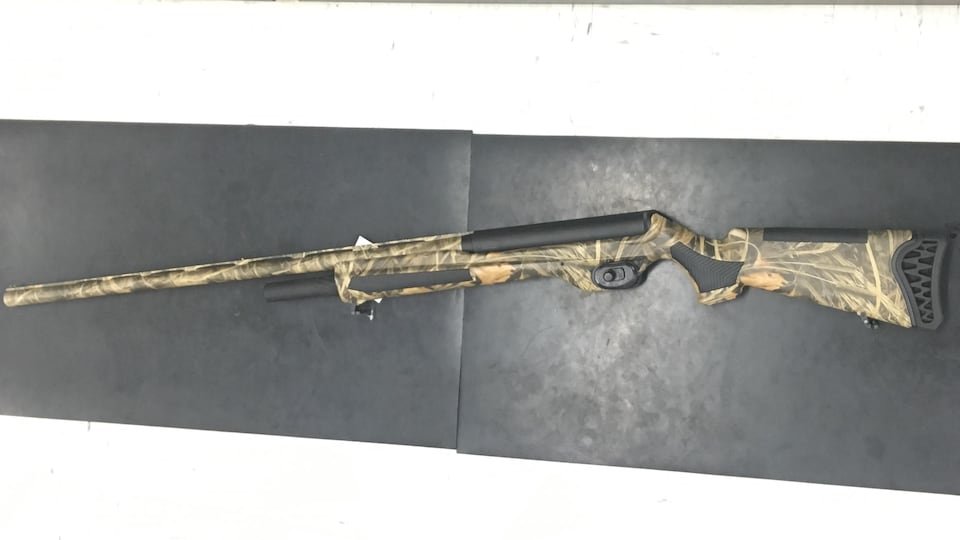 Une arme de chasse au motif de camouflage.