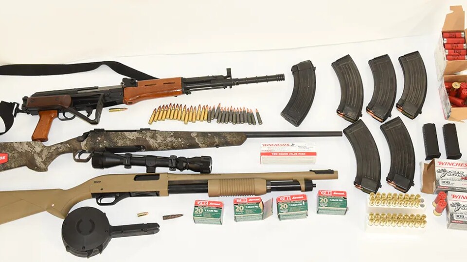 Une partie des armes découvertes dans le véhicule d'Eric Wildman, dont un AK-47 et plusieurs chargeurs pleins.