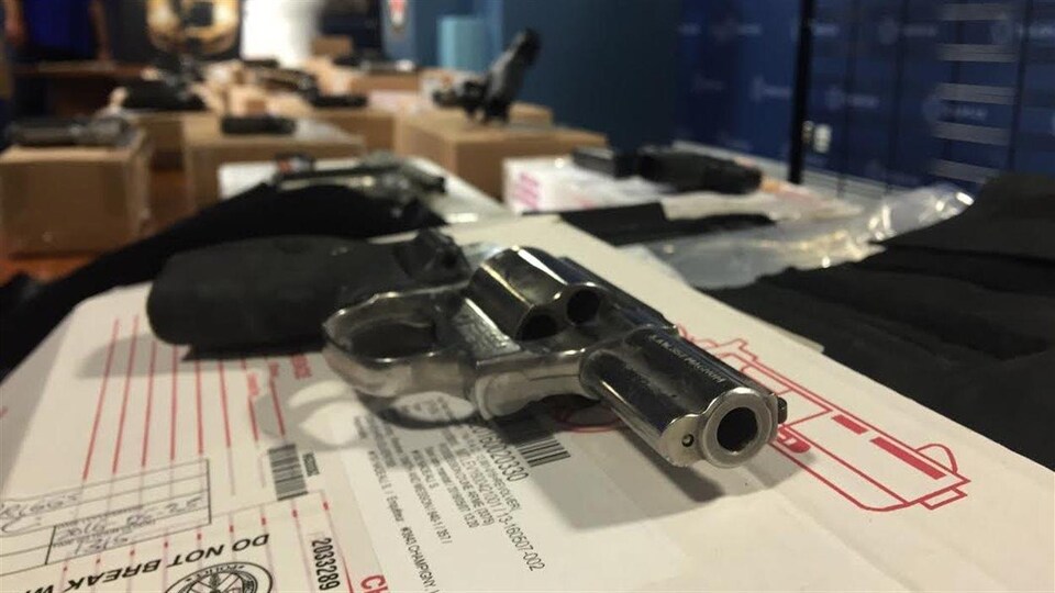 L'une des armes saisies par la police de Toronto lors de sa récente opération «Projet Sizzle».