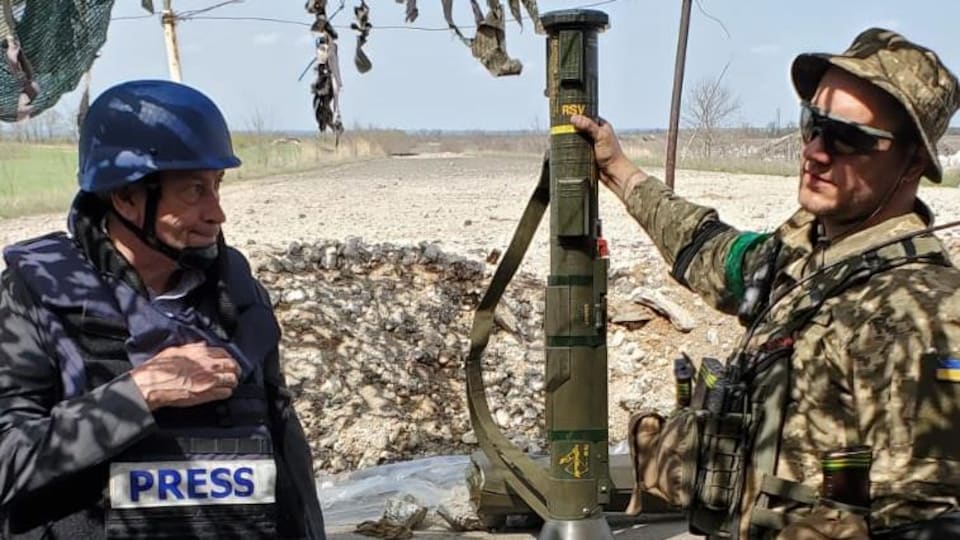 Our correspondent Jean-Michel Leprince with a Ukrainian soldier on the Donbass front.