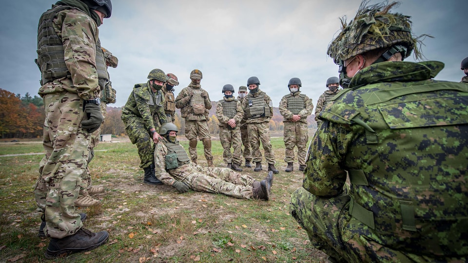 Des militaires canadiens et ukrainiens participent à un entraînement.