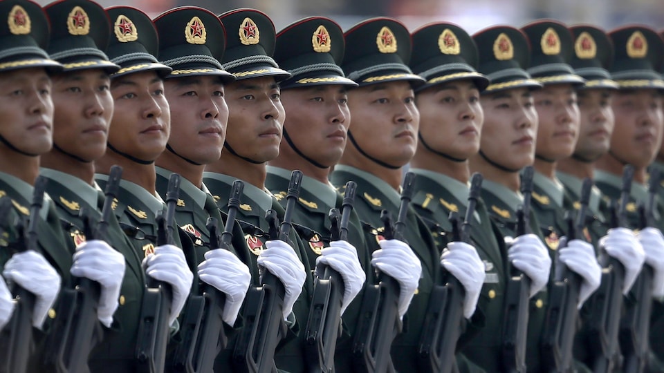 Des soldats chinois en rang lors d'une cérémonie.