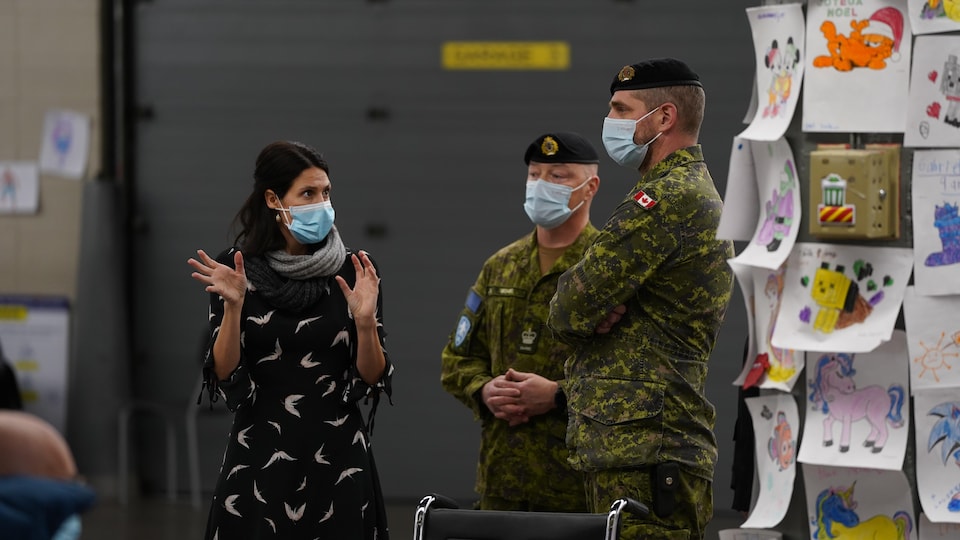 La cheffe de vaccination Élyse Dufour discute avec les militaires en poste à la clinique de vaccination à la Bâtisse industrielle, à Trois-Rivières.