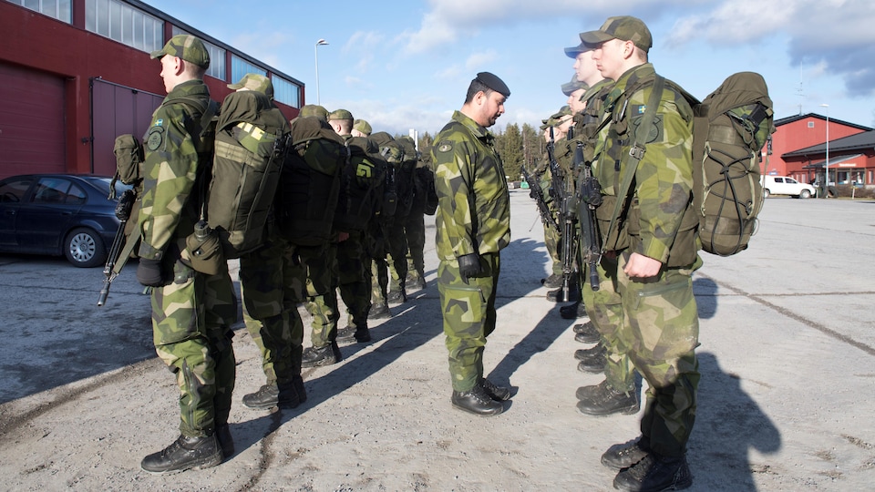Des recrues se soumettent à une inspection à Enkoping, en Suède, pays qui vient de rétablir le service militaire obligatoire. 