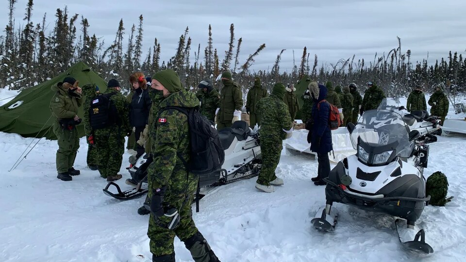 Des militaires dehors dans la neige.