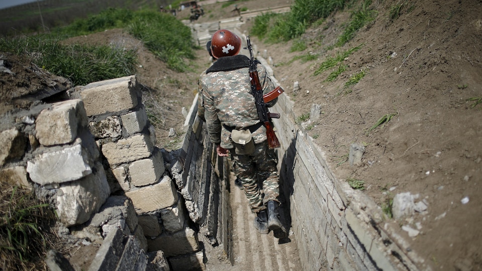 Un soldat effectuant une ronde.