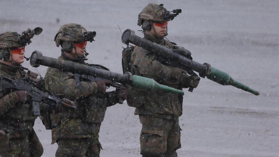 Des soldats armés de lance-roquettes antichar.