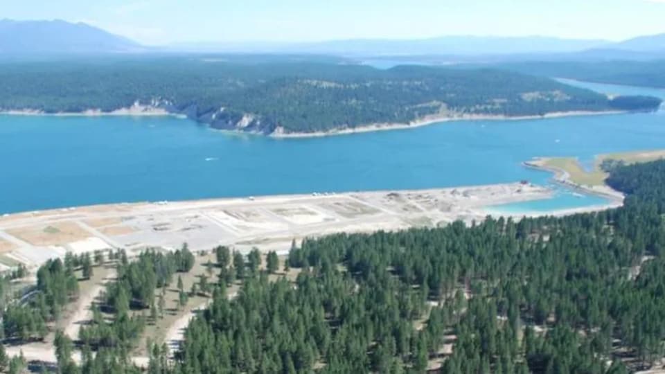 Une vue aérienne du lac Koocanusa.