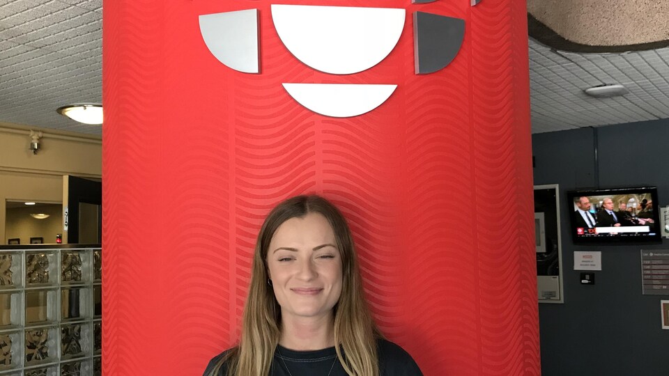 Ariane Dilay devant le logo de Radio-Canada