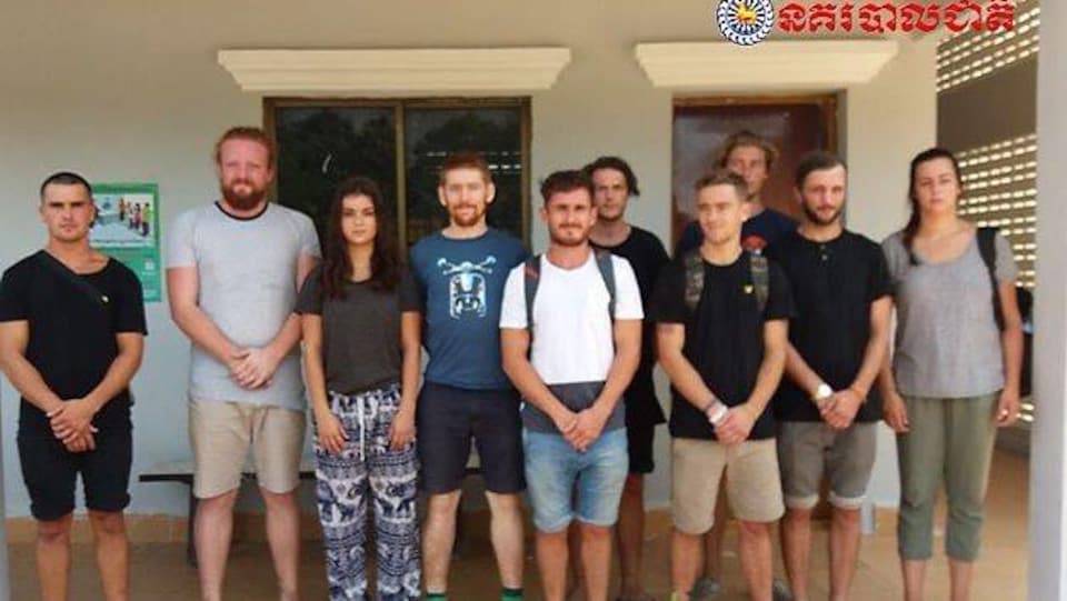 Une photo de la police nationale cambodgienne regroupant les 10 ressortissants étrangers arrêtés, cinq Britanniques, deux Canadiennes, un Norvégien, un Néo-Zélandais et un Néerlandais