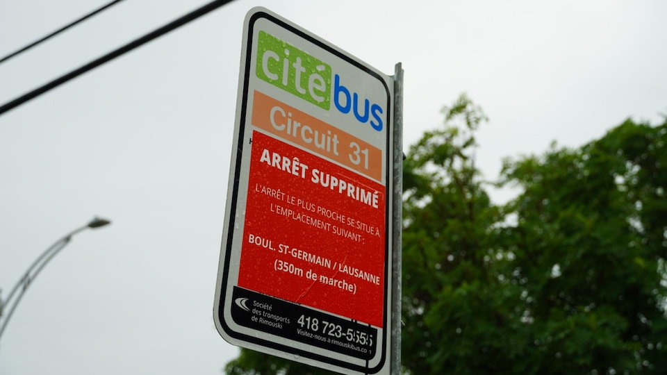 Un arrêt d'autobus avec la mention : arrêt supprimé.