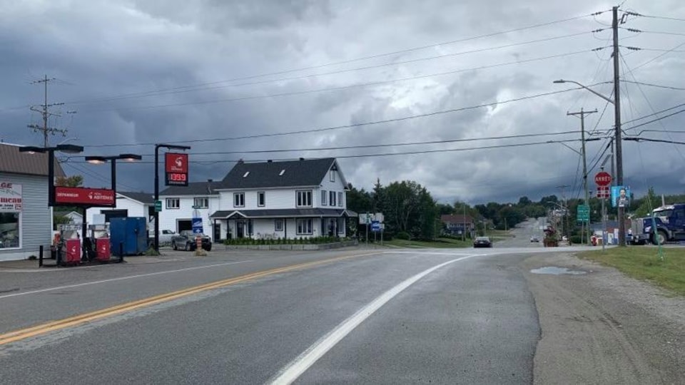 Une intersection sur la route 101, devant une station-service.