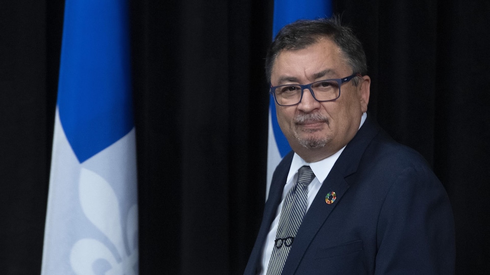 Le Dr Arruda en conférence de presse.
