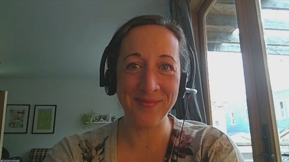 Caroline Arsenault interviewée par vidéoconférence.