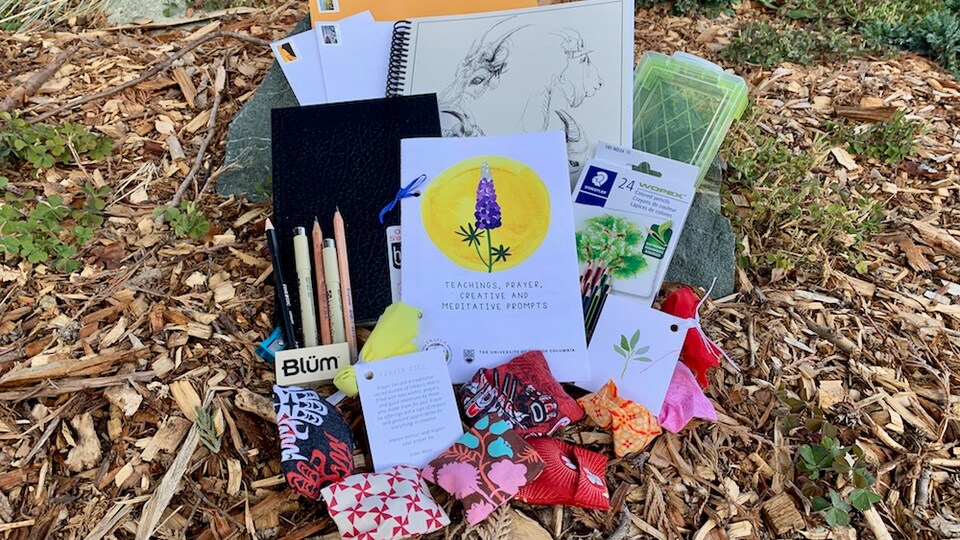 Des cahiers, des crayons et des pochettes.