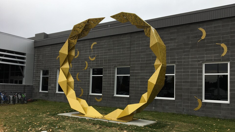 L'oeuvre d'art représentant une couronne de laurier.