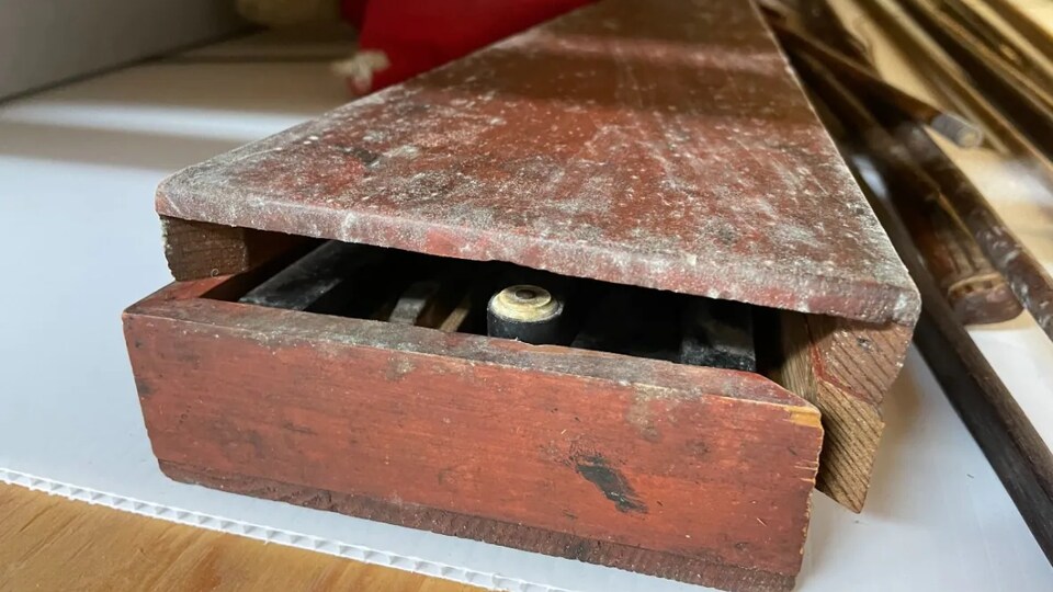 Une vieille boîte en bois avec des taches de moisissure.