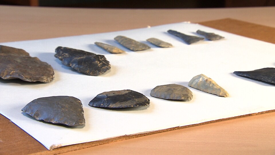 Des objets en pierre taillés par des amérindiens il y a 9 000 ans.